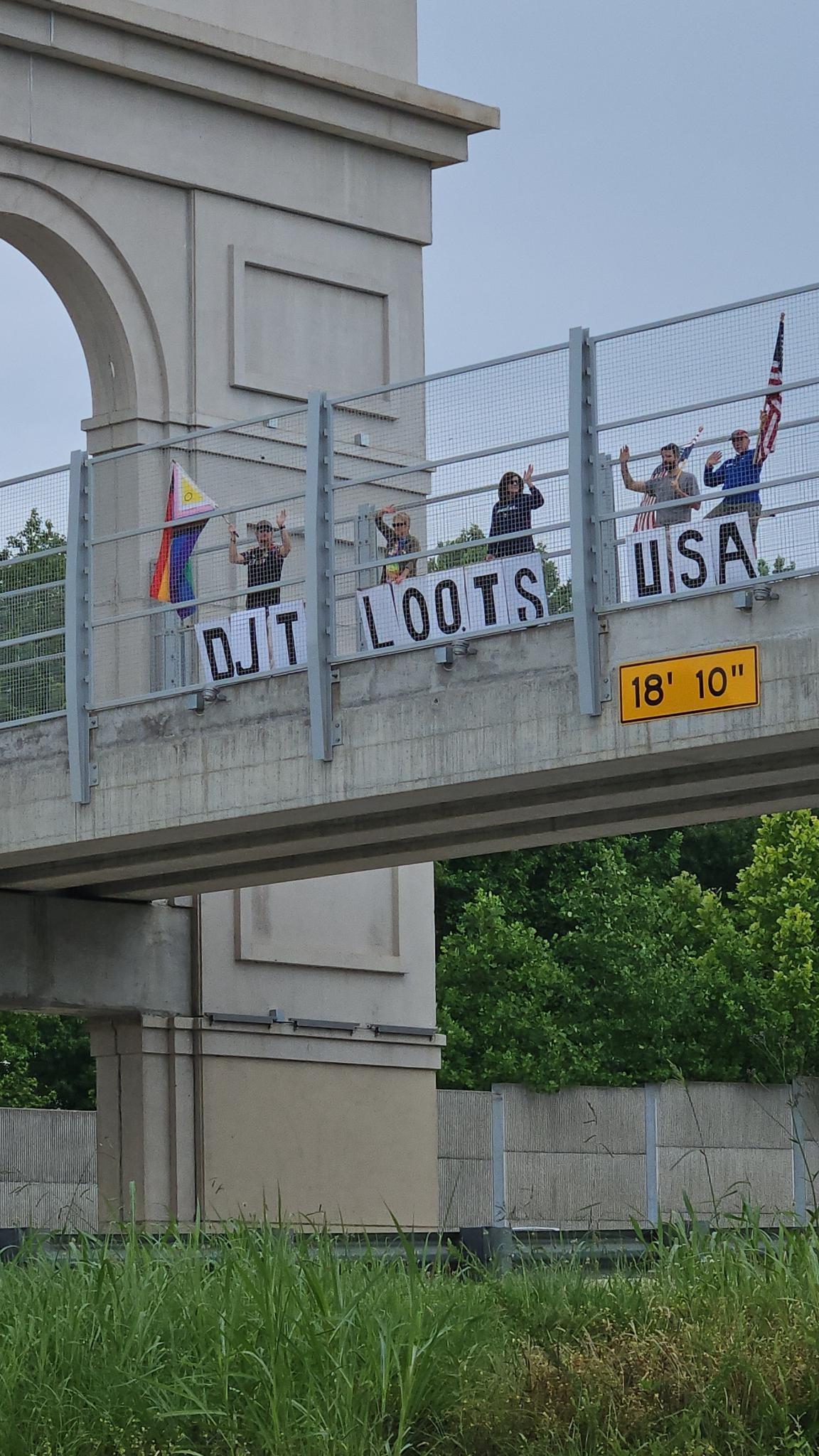 Sign reading DJT loots USA
